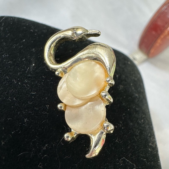 Vintage MCM tiny goldtone swan mother of pearl pin - Picture 2 of 5